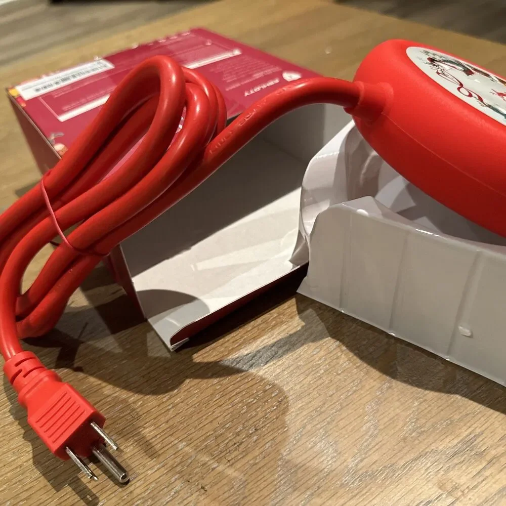 ESHLDOTY Christmas Series Round Power Strip - 3 Outlets 2 USB Ports Red New